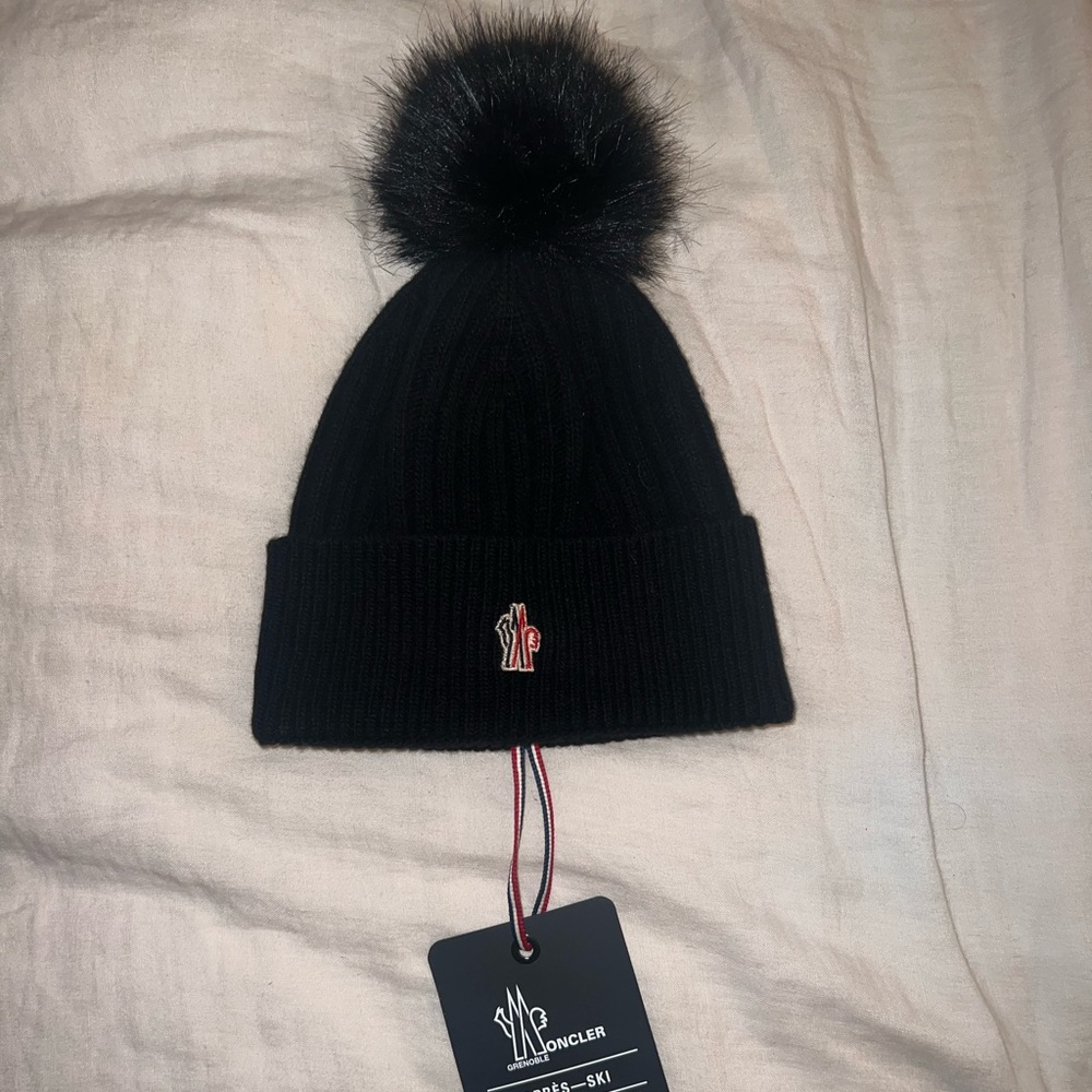 NWT MONCLER BERRETTO TRICOT HAT, Cashmere